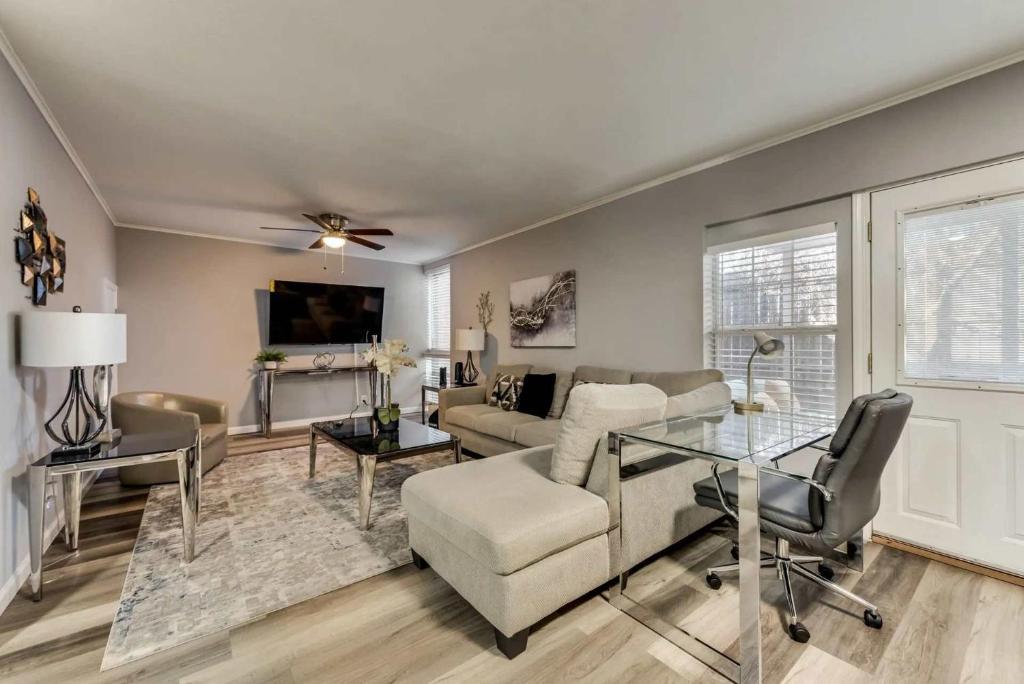 Μια τηλεόραση ή/και κέντρο ψυχαγωγίας στο Stylish 4BD Condo Six Flags Grand Prairie GP56A