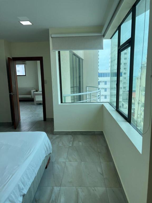 Ένα ή περισσότερα κρεβάτια σε δωμάτιο στο Modern apartment a few steps from the Salinas esplanade