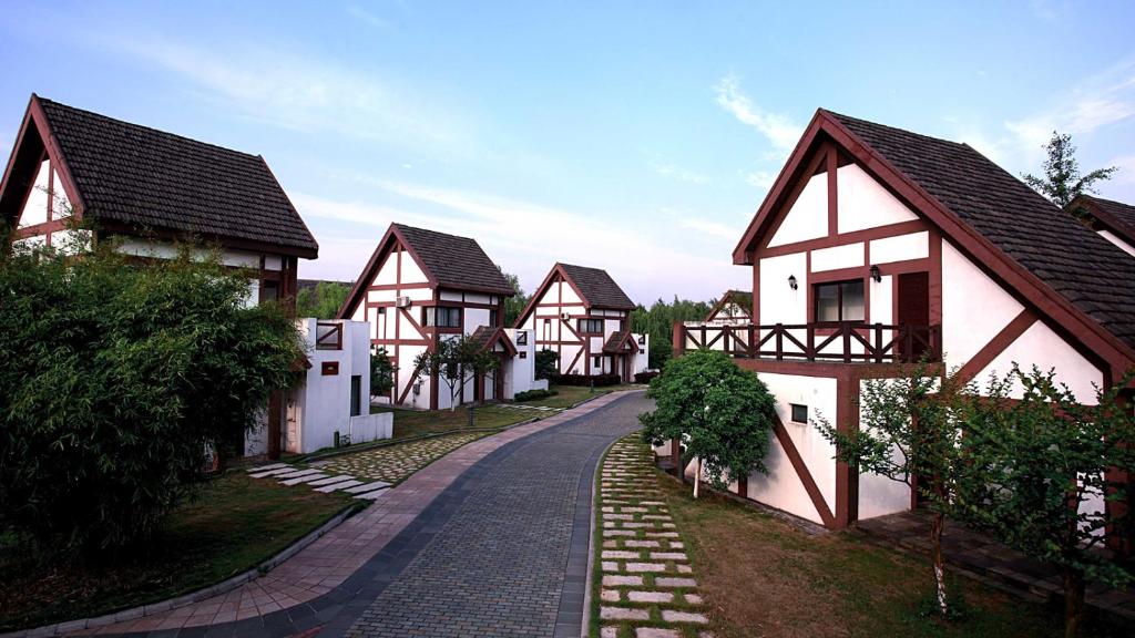 a row of houses on a street at Sun Island Resorts, Shanghai in Qingpu