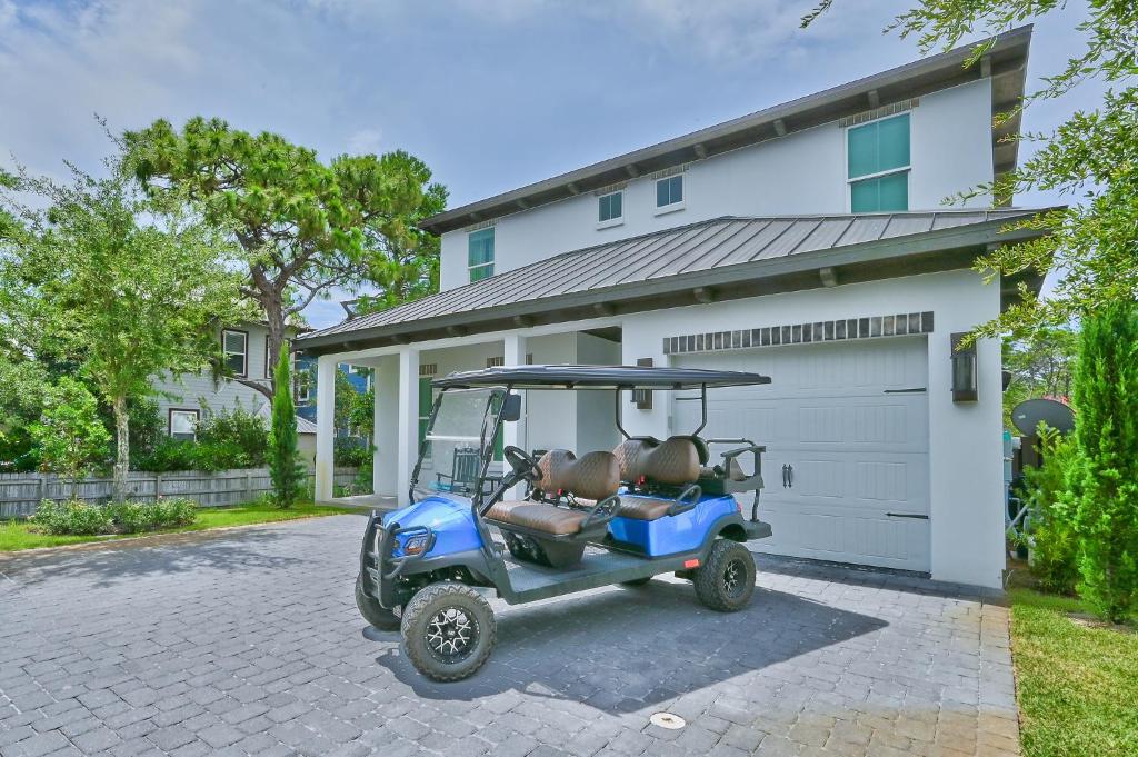 un golf cart parcheggiato davanti a un garage di Carefree Days a Santa Rosa Beach