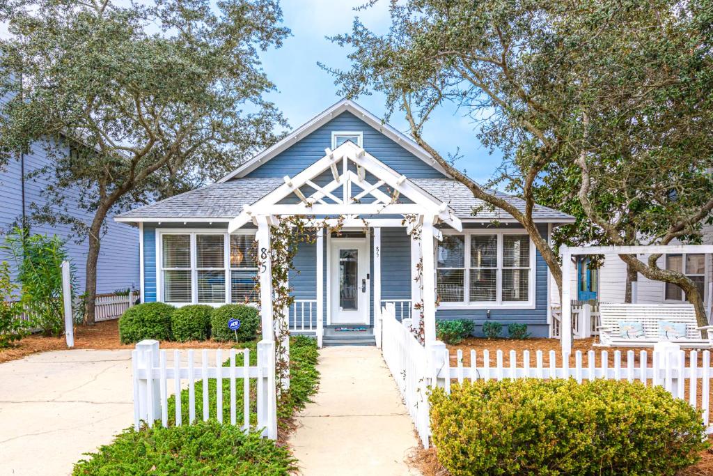 una casa blu con una recinzione bianca di Cassine Dream a Santa Rosa Beach
