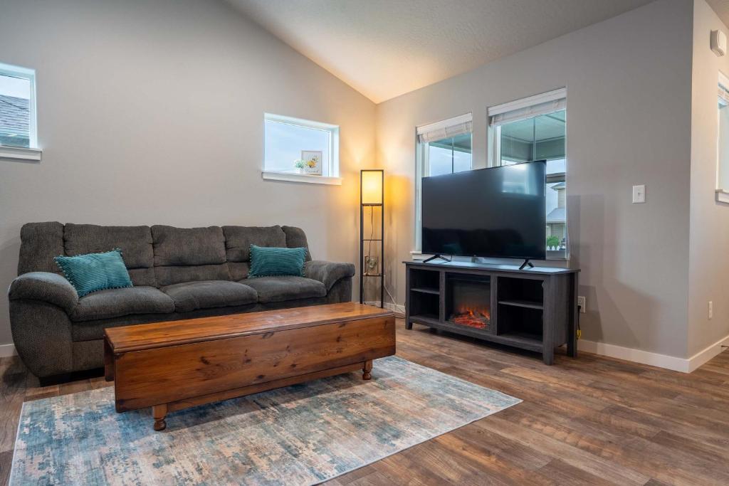 a living room with a couch and a flat screen tv at Boutique CDA Stay in Atlas