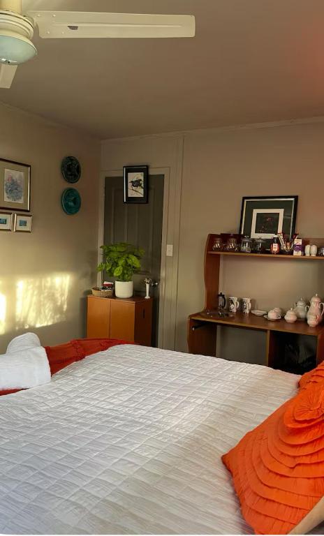 Ένα ή περισσότερα κρεβάτια σε δωμάτιο στο Poolside Room