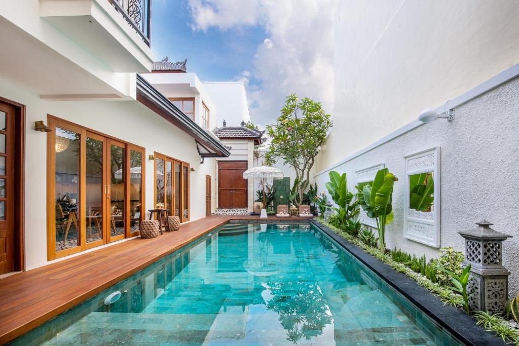 チャングーにあるVilla Casa Adelineの家の中のプールの画像