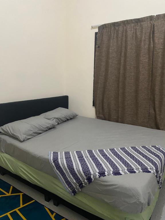 Ένα ή περισσότερα κρεβάτια σε δωμάτιο στο Pinggiran Bayu Homestay