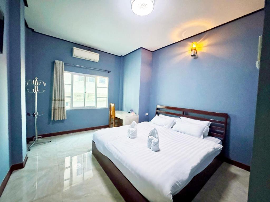 Postel nebo postele na pokoji v ubytování Vang Vieng Misokxay Hotel