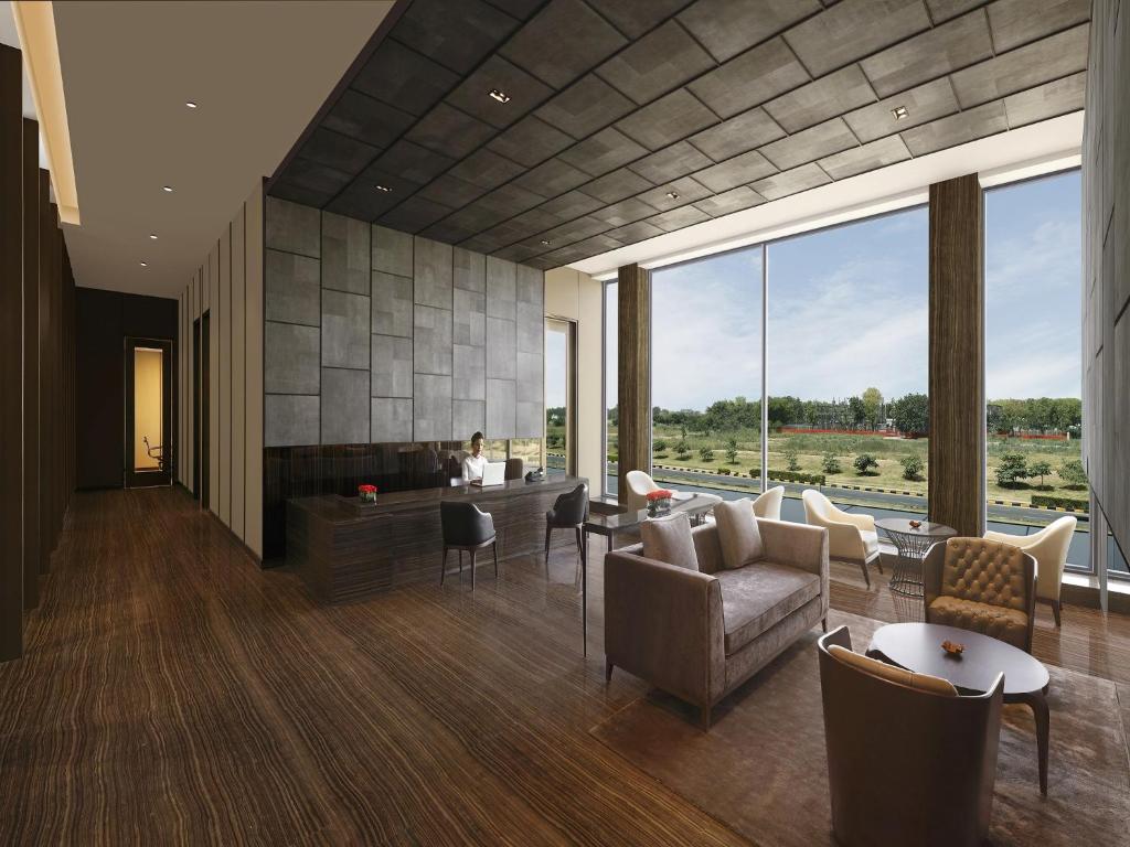 Posezení v ubytování Roseate House New Delhi