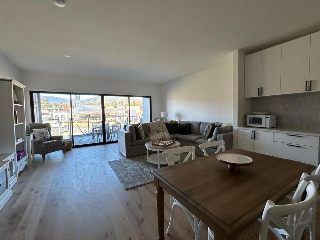 een woonkamer met een bank en een tafel bij Quiet apartment in Healesville in Healesville