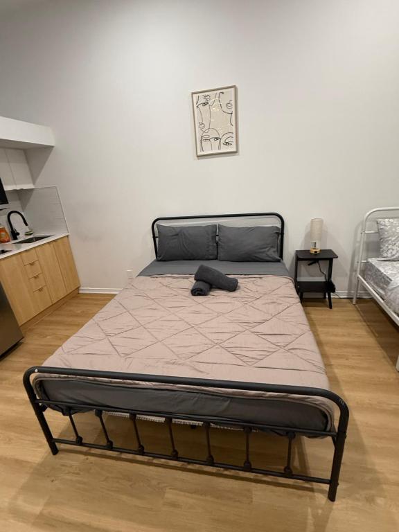 Ένα ή περισσότερα κρεβάτια σε δωμάτιο στο Big studio 4 persons apartment with Private FREE Parking