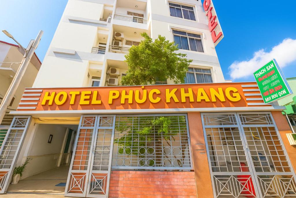 胡志明市Phúc Khang Hotel Airport的建筑物前的一家酒店的招牌
