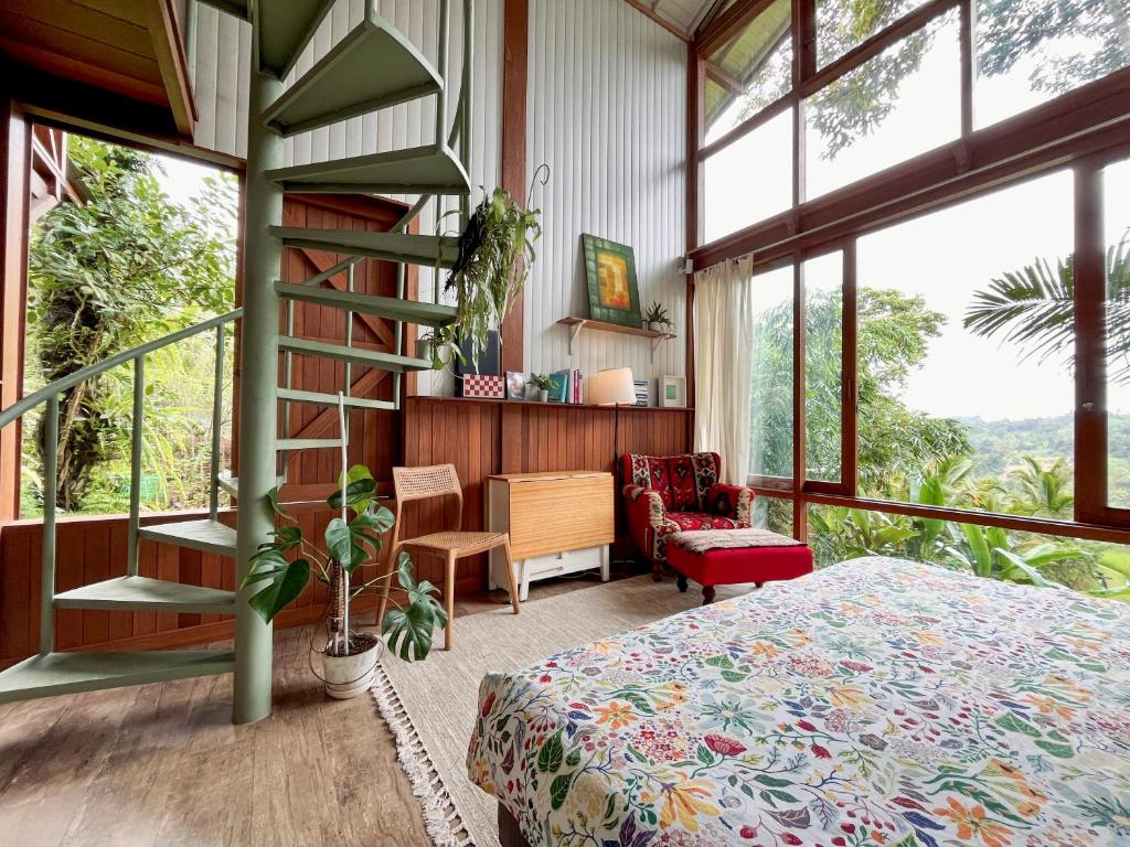 Ένα ή περισσότερα κρεβάτια σε δωμάτιο στο A Handcrafted Hilltop Retreat Beneath MT Batukaru