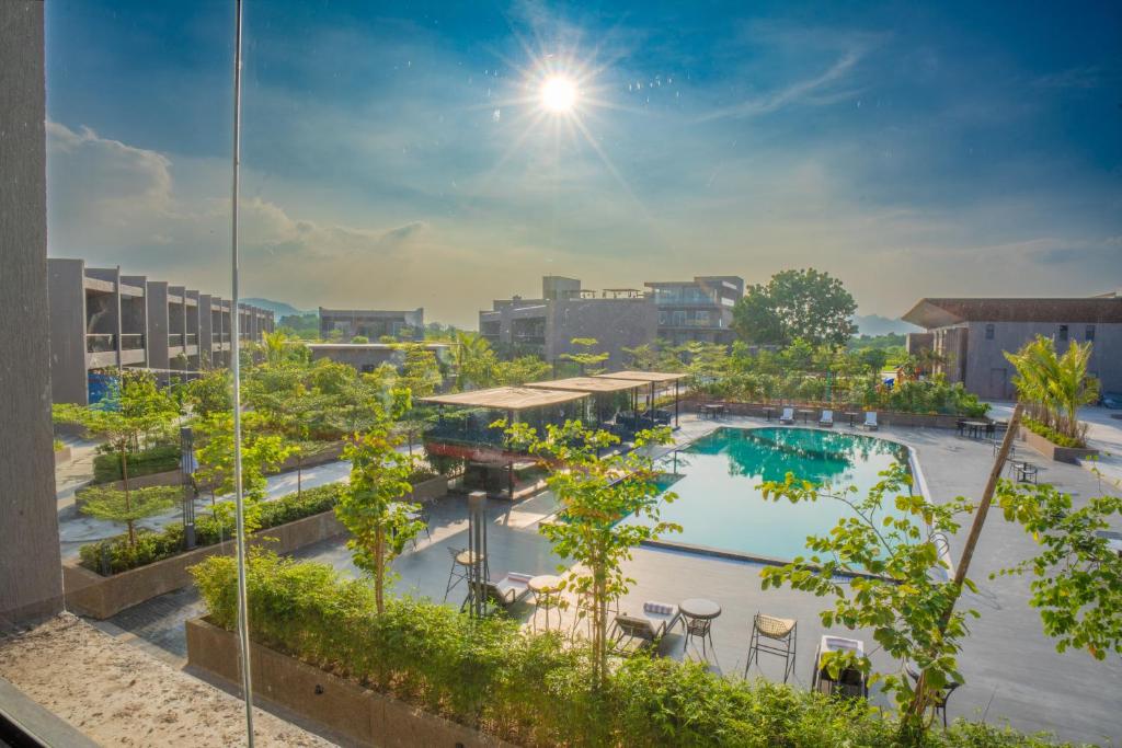 Bazén v ubytování Amartara luxury hotel and resorts, Abu Road nebo v jeho okolí