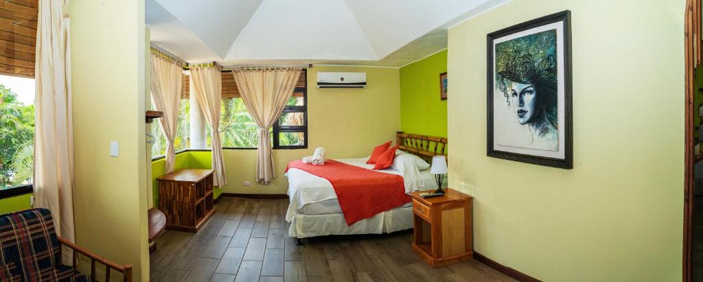 Postel nebo postele na pokoji v ubytování Banana Palms Hotel