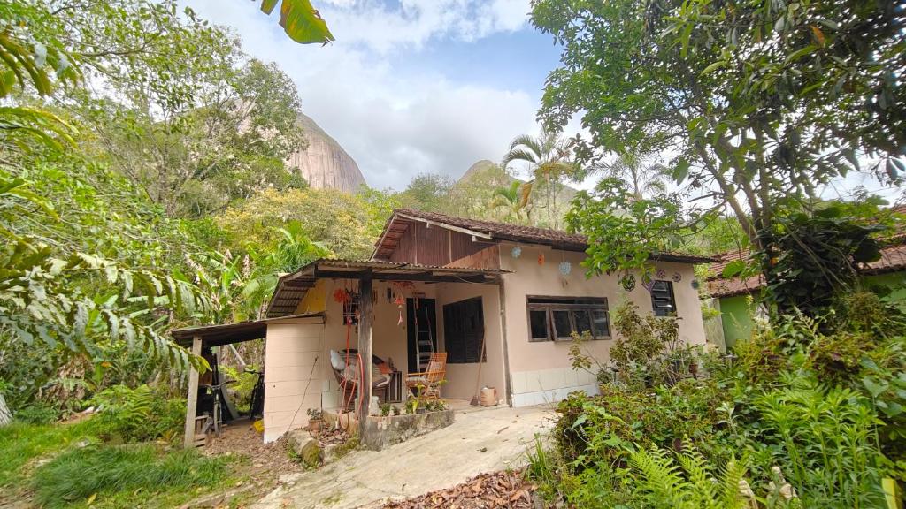 ノバ・フリブルゴにあるGlamping SixtyNine Hundredの森の真ん中にある小さな家