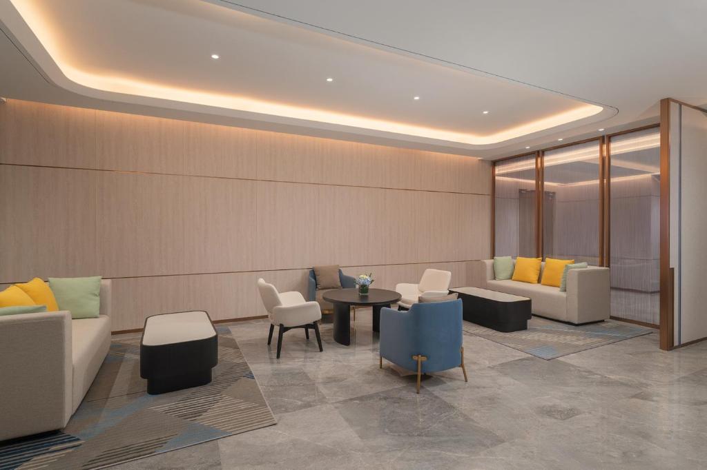 a lobby with chairs and a table in a room at Holiday Inn Express Chongqing Liangjiang Yufu by IHG in Chongqing