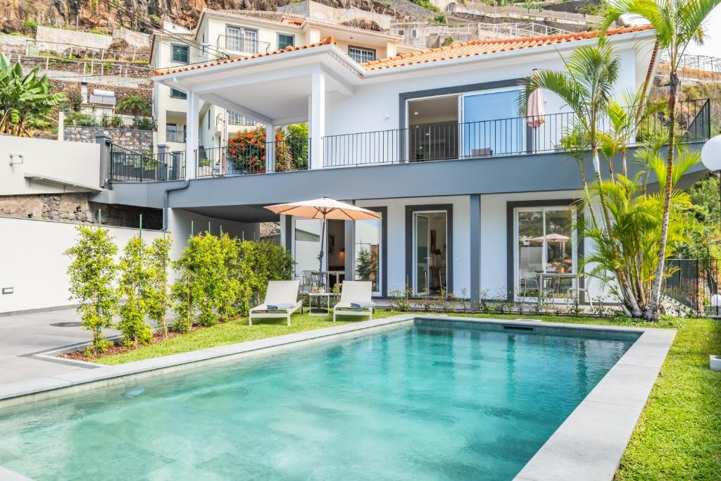 Bazén v ubytování Modern Studio Steps From Beach nebo v jeho okolí