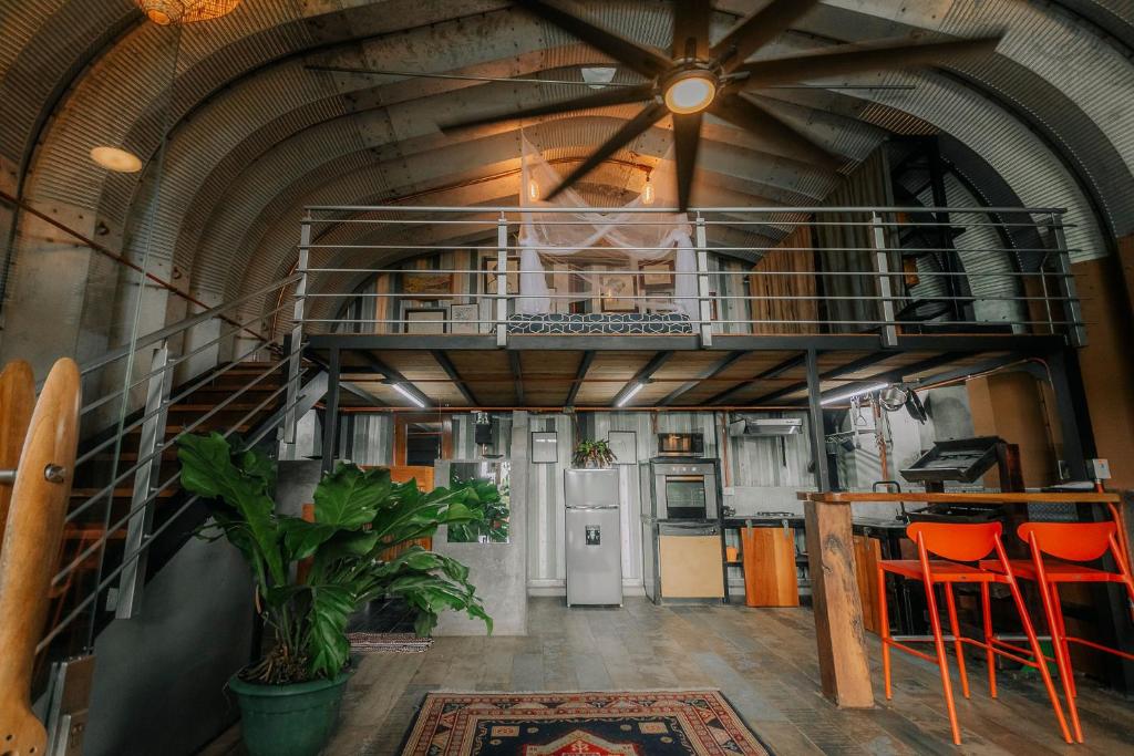 una sala de estar con una escalera de caracol en un edificio en Hermosa Nests Industrial loft, en Playa Hermosa