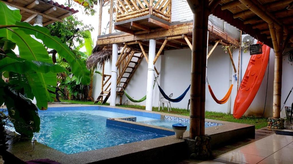 einen Pool mit Hängematte und ein Haus in der Unterkunft Villa en Salango con piscina in Salango