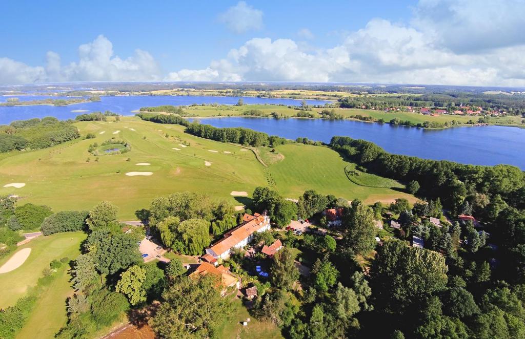 uma vista aérea de um campo de golfe ao lado de um lago em Van der Valk Golfhotel Serrahn - Adult Only em Serrahn