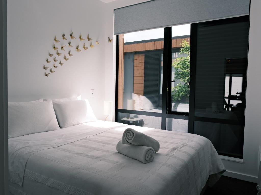 een slaapkamer met een bed met een kussen erop bij The Urban Nest in Wellington