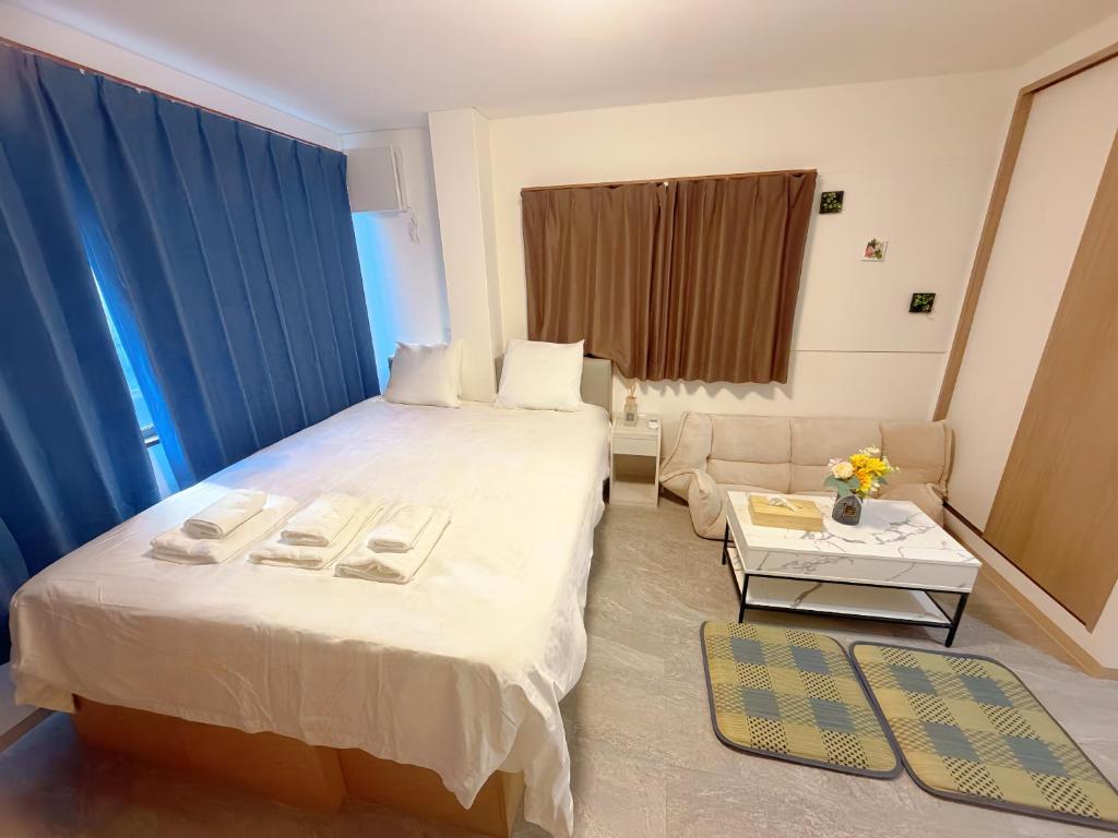 a hotel room with a bed and a living room at 青麦旅館台東店 in Tokyo