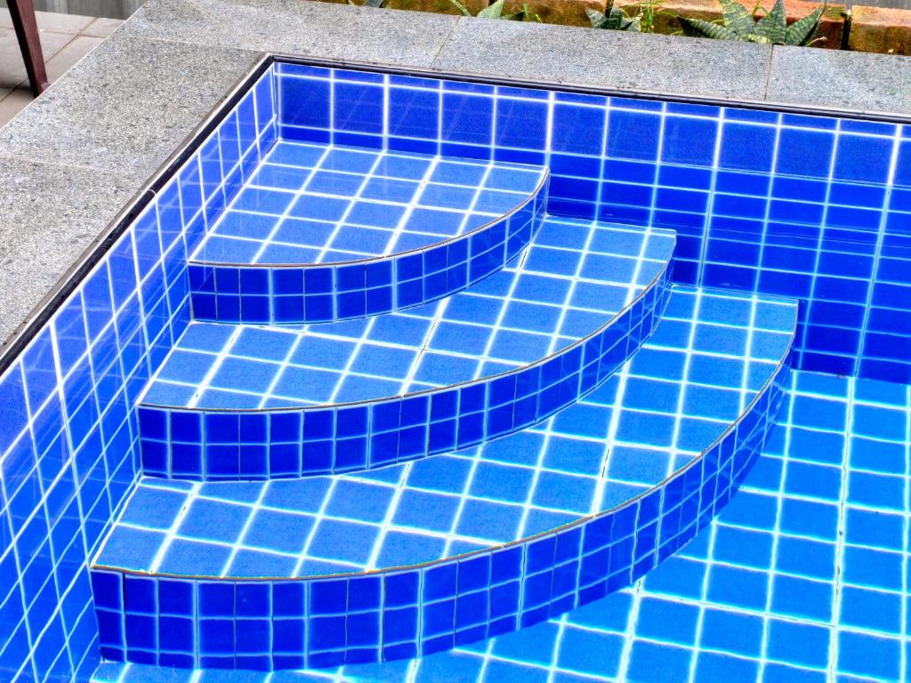 een set blauwe tegeltrappen in een zwembad bij Villa 223 in Kajang