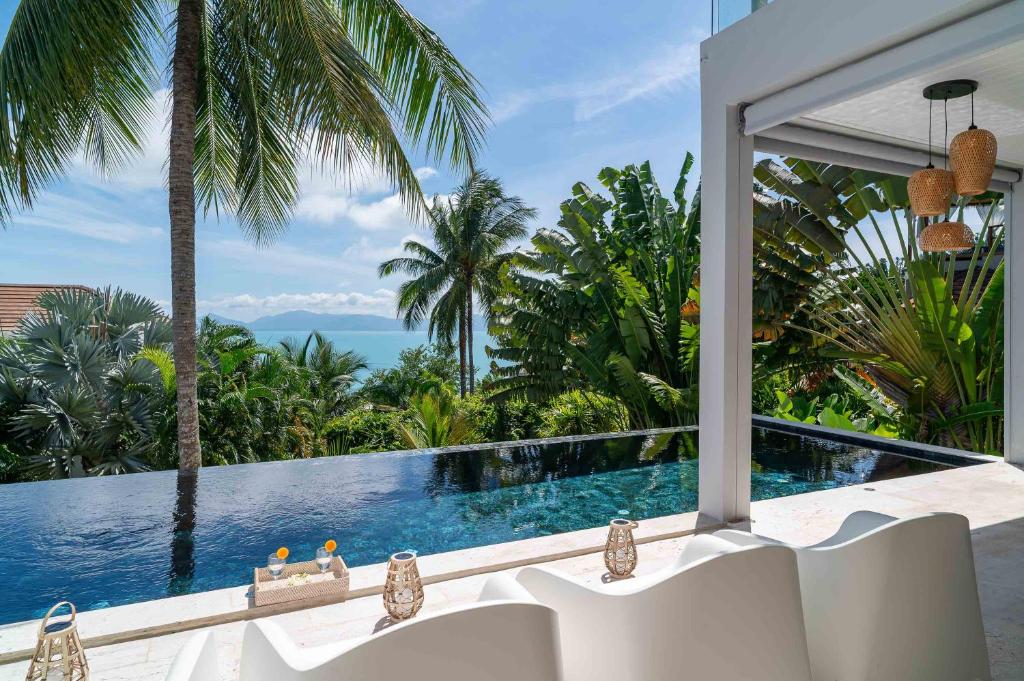 un bagno con vista sulla piscina di 4BR Villa Breeze Tropical Sea View Retreat a Ban Bang Po