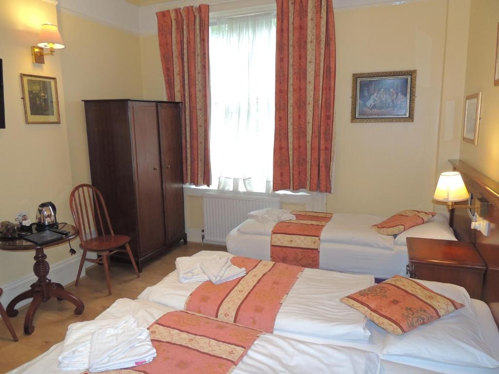 Postel nebo postele na pokoji v ubytování Dolphin Hotel