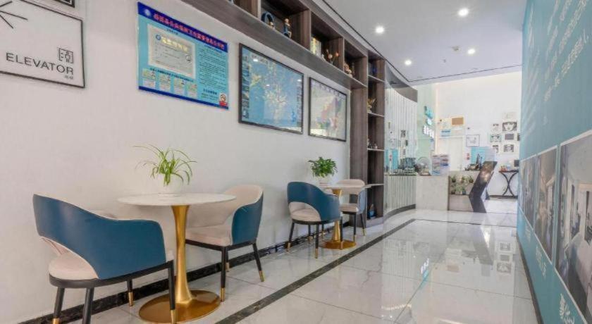 een restaurant met stoelen en een tafel in een kamer bij Xana Lite Anqing Yuexi Swan Squre Branch in Yuexi