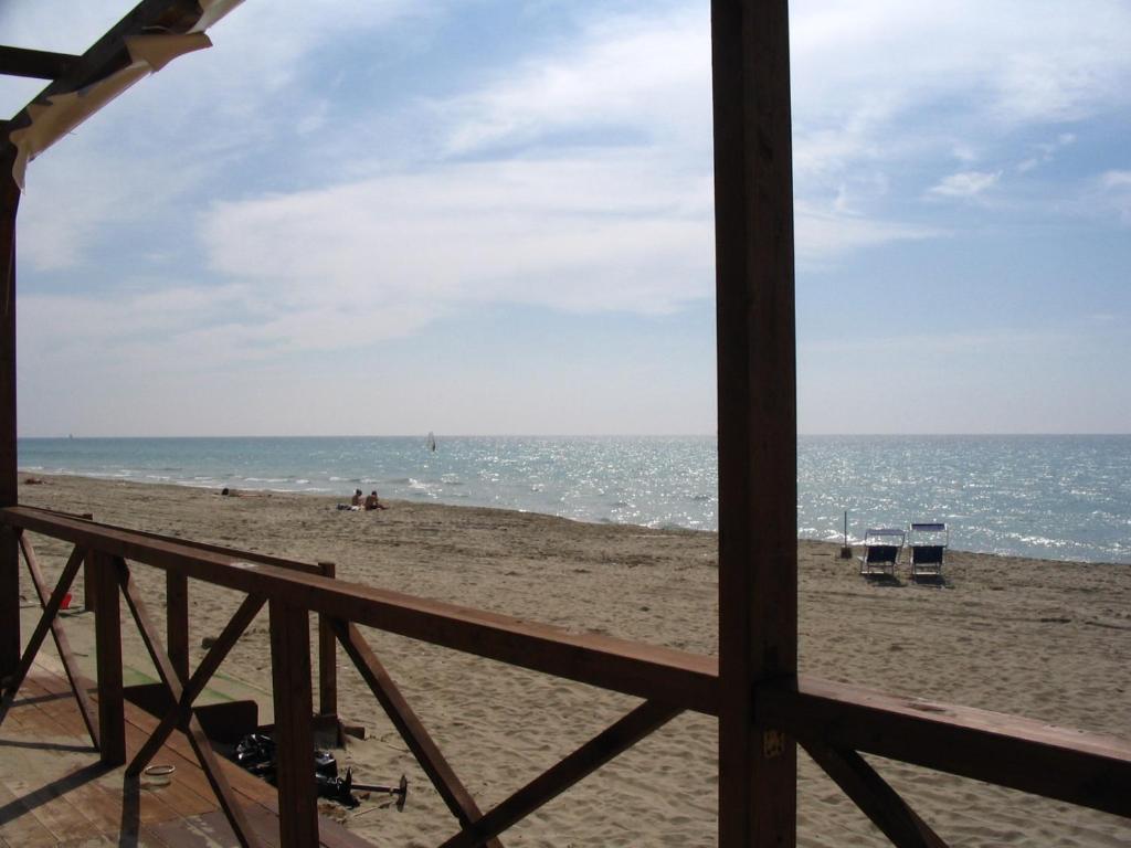 トッレ・サン・ジョヴァンニ・ウジェントにあるVillino Dodòの窓からビーチの景色を望めます。