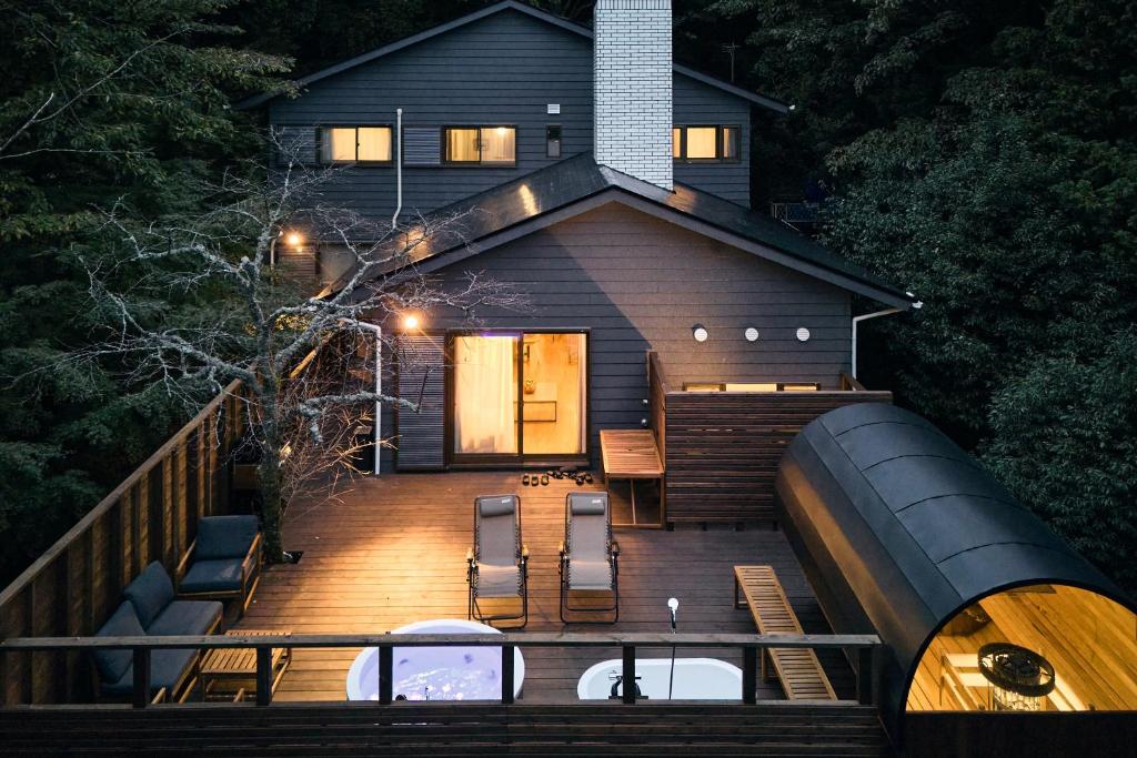 uma casa com um grande barril em um deck em Noël Hakone Chimney em Hakone