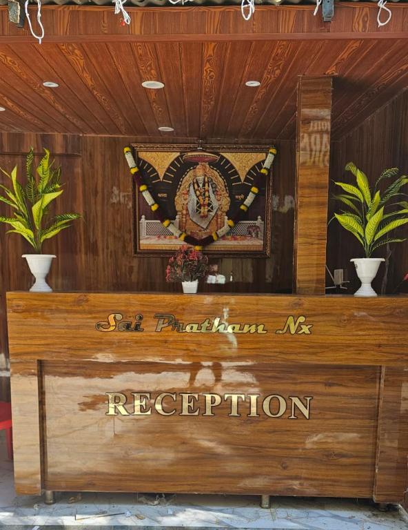una sala de audiencias de madera con un letrero en el frente en Sai Pratham Nx, en Shirdi
