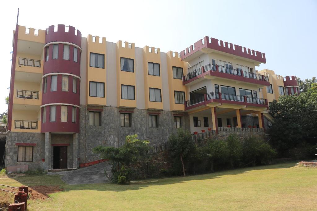 a large building with red and yellow at Hotel Rangbhawan Kumbhalgarh in Kelwāra