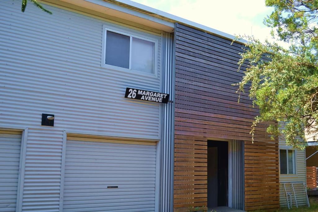 un bâtiment avec une porte de garage et un panneau sur celui-ci dans l'établissement Treetops, à Evergreen