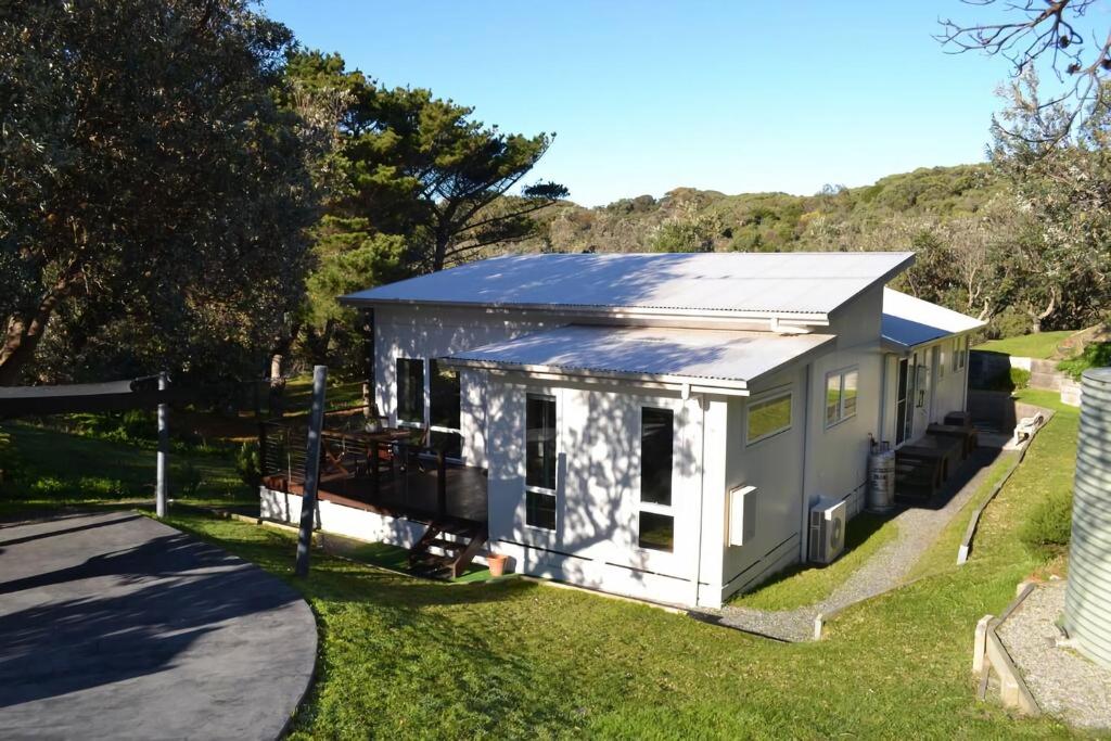 une petite maison au bord d'une route dans l'établissement Tranquil Beach Escape, à Evergreen
