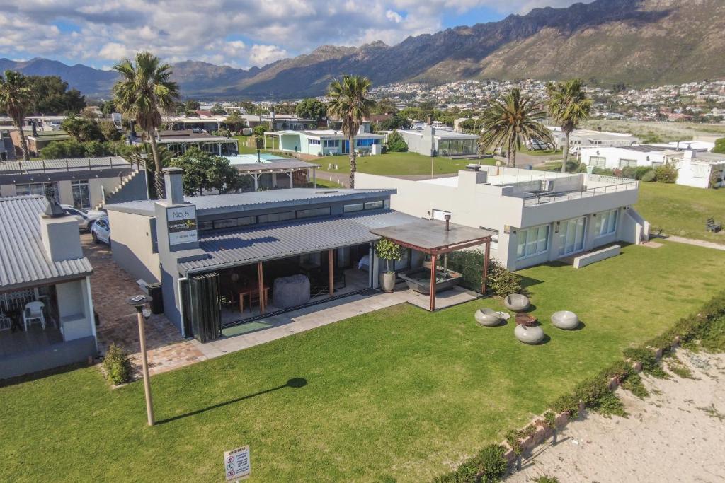 Nespecifikovaný výhled na hory nebo výhled na hory při pohledu z prázdninového domu