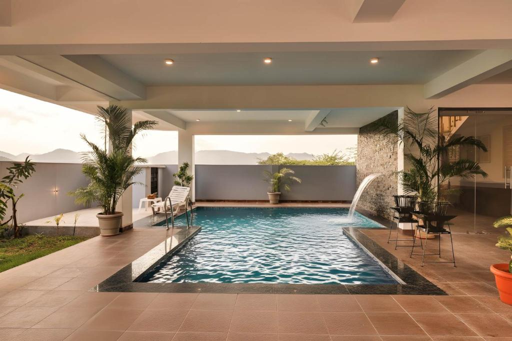 Πισίνα στο ή κοντά στο StayVista's Tryst with Valleys - Hill-View Villa with Private Pool, Jacuzzi & Games Room