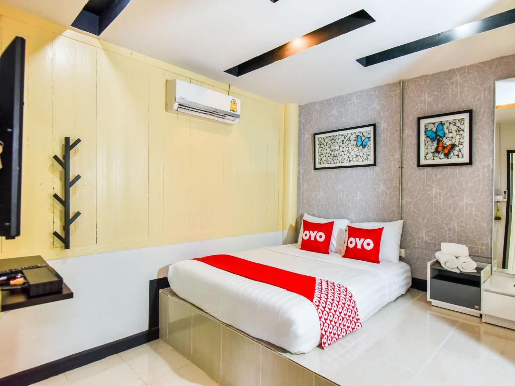 ケーンクラチャンにあるNana River Kaeng Krachanのベッドルーム1室(大型ベッド1台、赤い枕付)