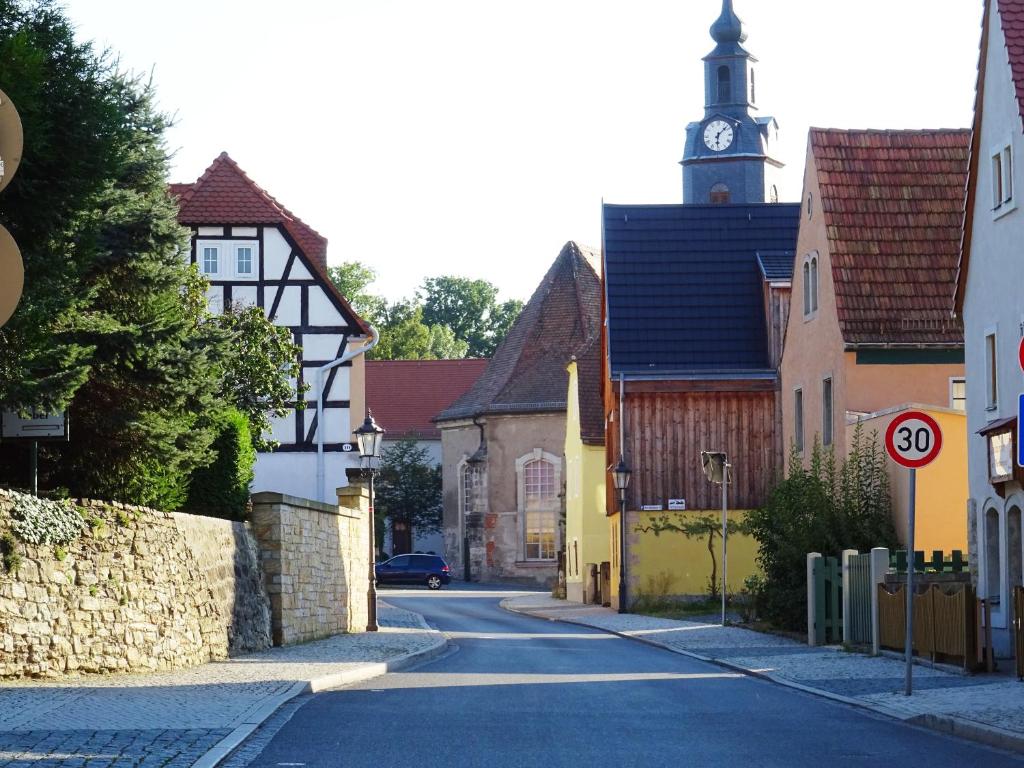 ドレスデンにあるAlte Keltereiの時計塔のある小さな町の通り