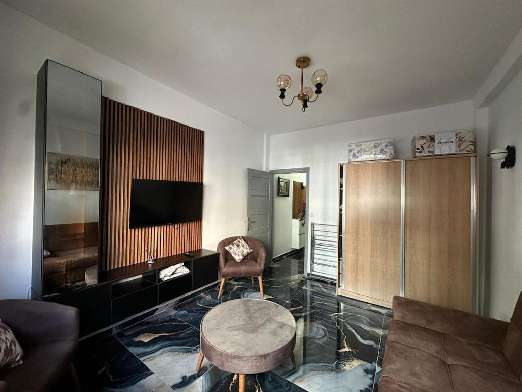 Μια τηλεόραση ή/και κέντρο ψυχαγωγίας στο The HQ