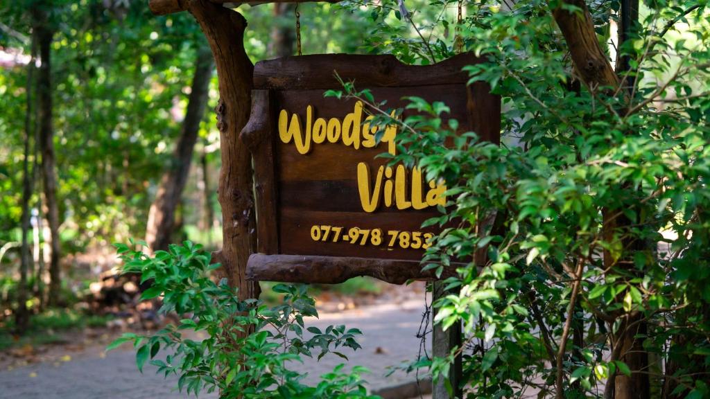 Un cartel que indica una villa en el bosque en una carretera en Woodsy Villa, en Sigiriya