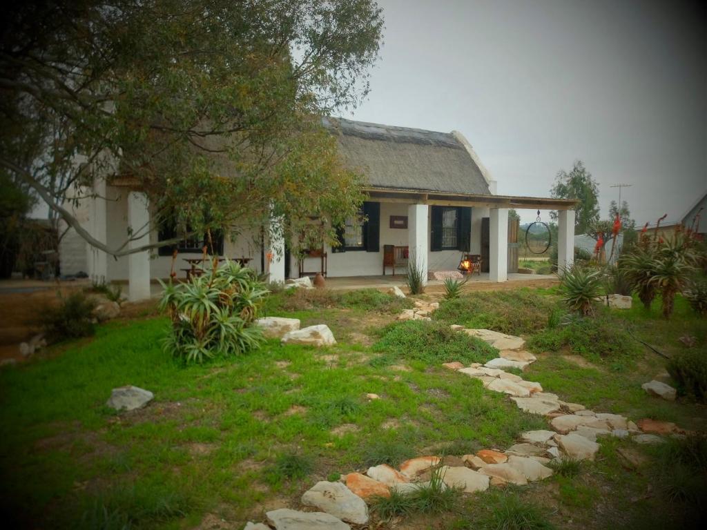 una casa con un camino de piedra delante de una casa en Moreson, en Nieuwoudtville