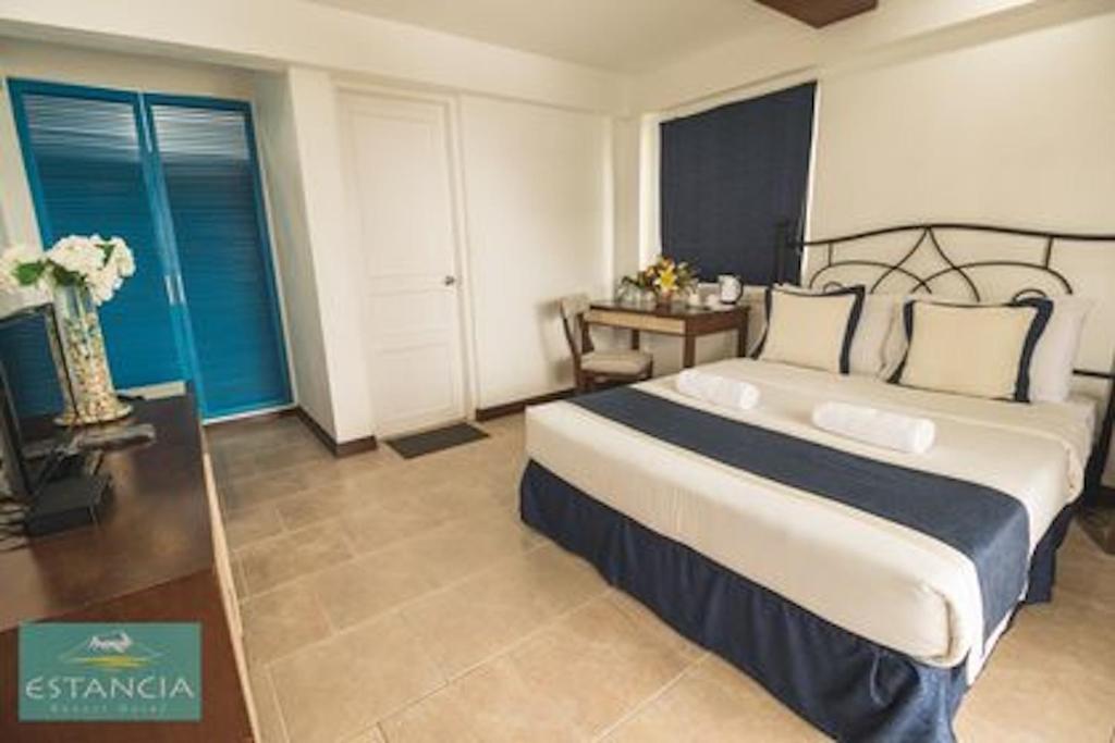 une chambre avec un grand lit dans une pièce dans l'établissement Estancia Resort Hotel, à Tagaytay