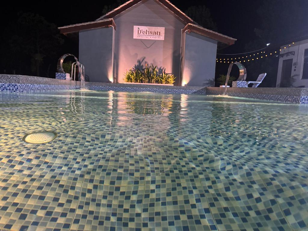 een zwembad in een resort 's nachts bij D' Ehsan Homestay & Chalet in Kuala Terengganu