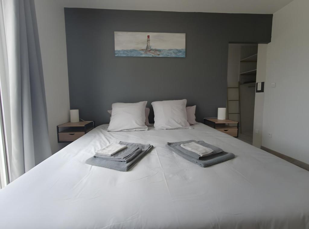 een wit bed met daarop twee lades bij L'Estran qu'Île - Proche plages in LʼÎle-dʼOlonne