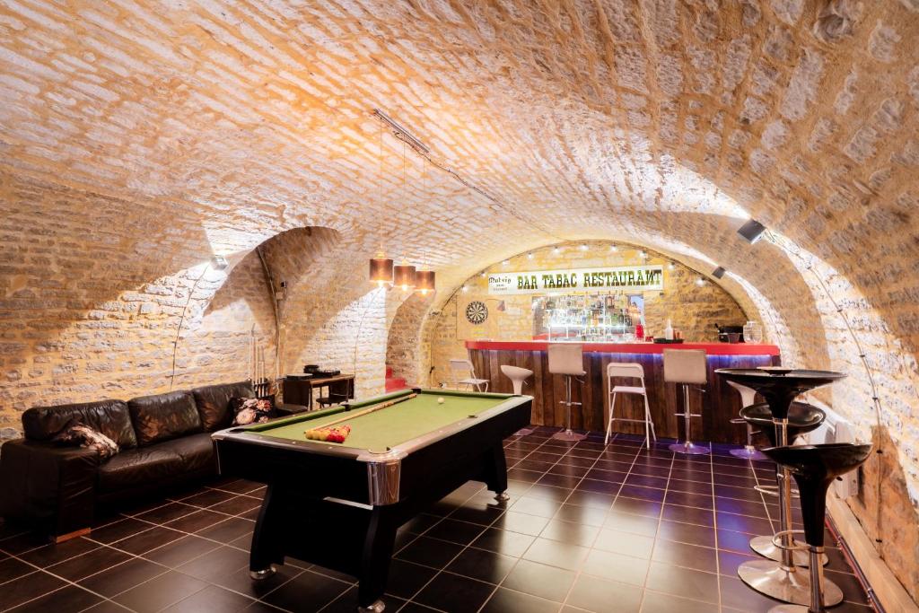 a room with a pool table and a bar at Le Rétro Club Discothèque in Champlay