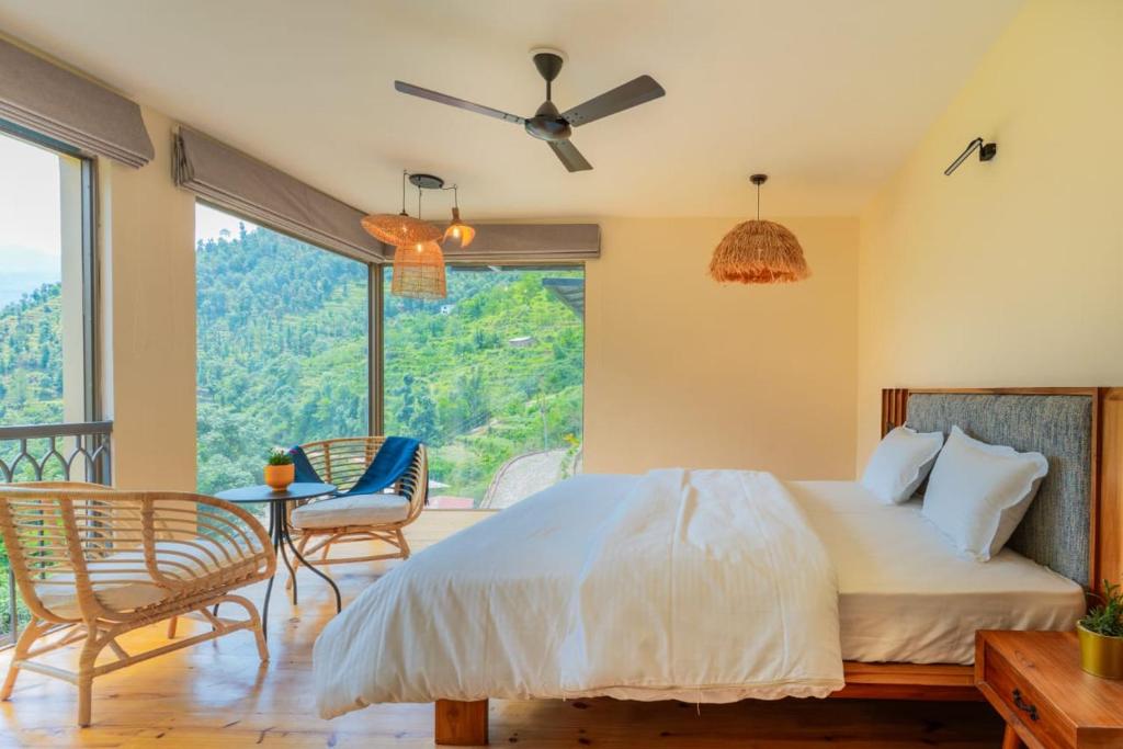 Un pat sau paturi într-o cameră la Over The World