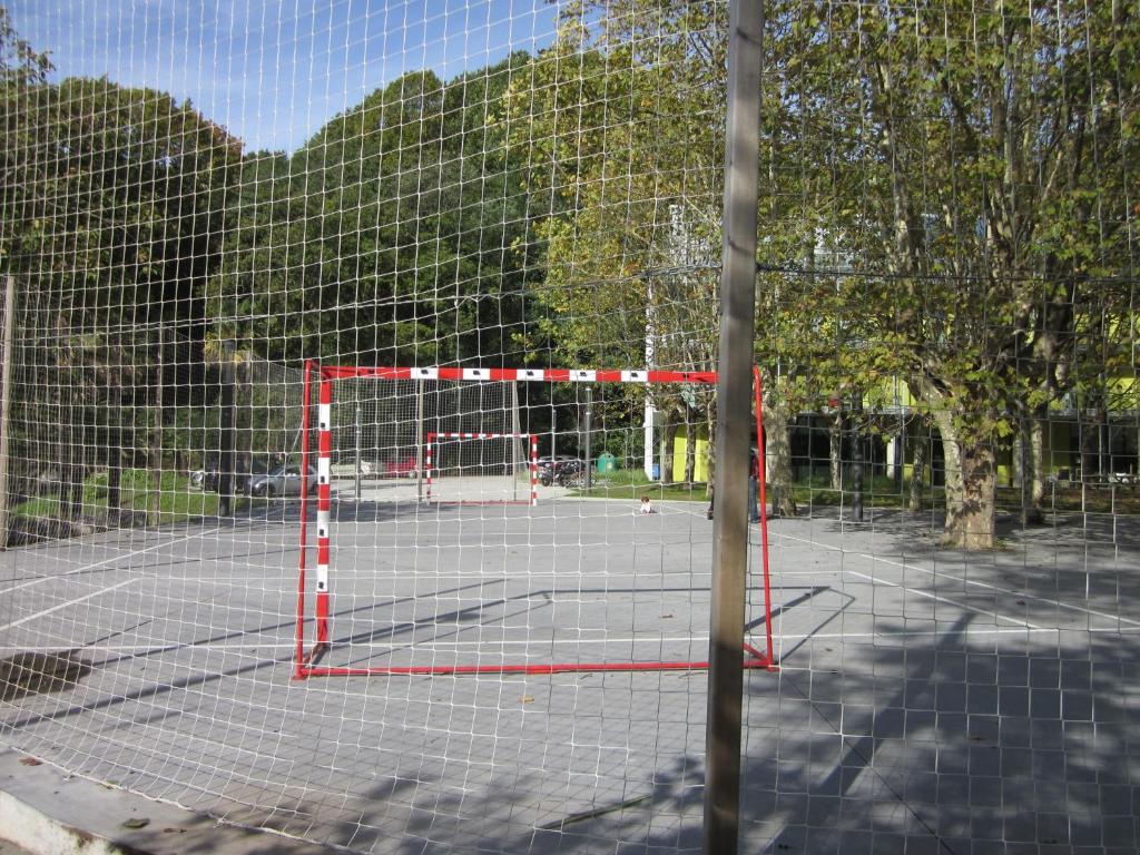 Instalaciones para jugar a tenis o squash en UBA Hostel o alrededores