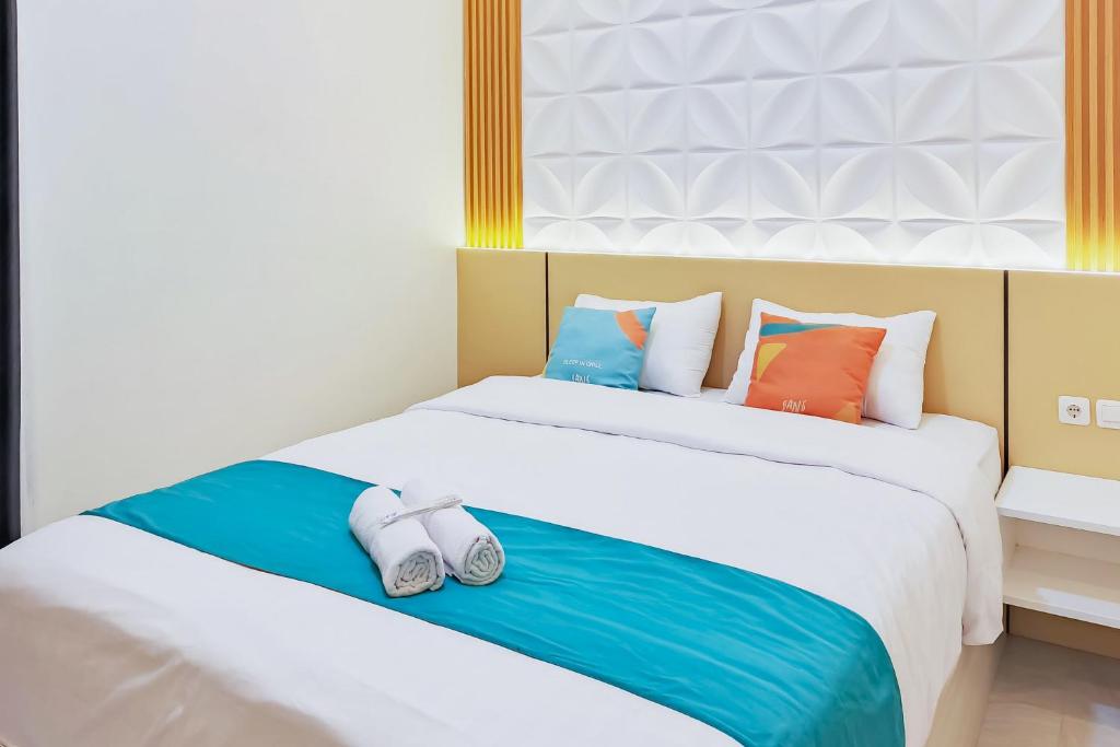 Postel nebo postele na pokoji v ubytování Sans Stay Alesa Home Tegal