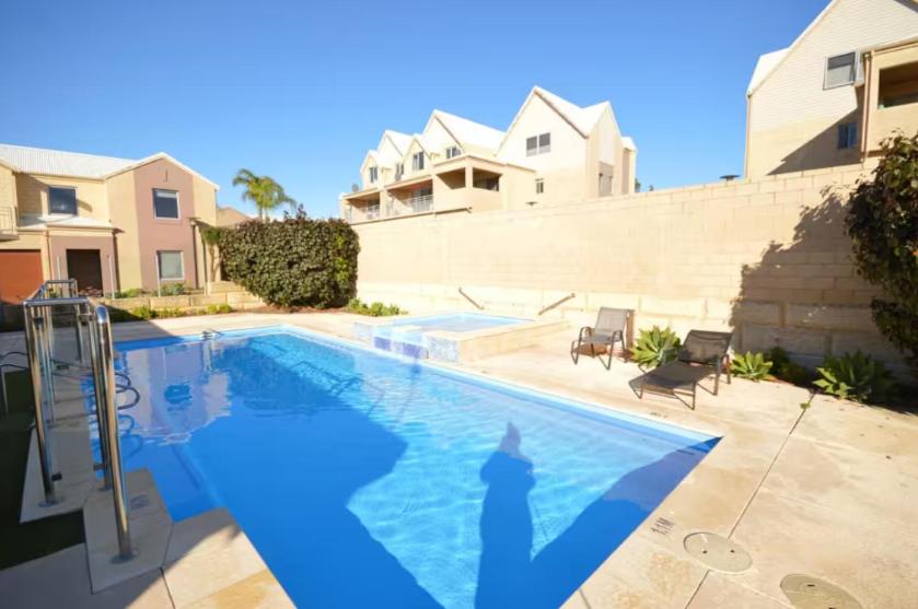 una piscina nel cortile di una casa di Serenity by the Sea a Mandurah